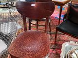 On trouve de nombreux modèles de chaises et de tables dans ce magasin