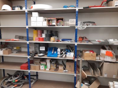 Stock d'articles divers pour solier dont peignes, platoir, d… - Photo 1