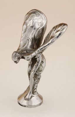 une figurine en argent représentant un joueur de baseball tenant une batte