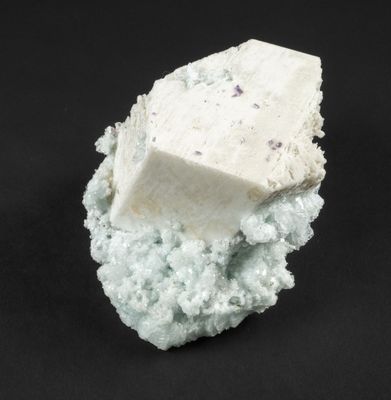 un morceau de roche sur lequel se trouve une autre sorte de roche