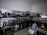 de nombreuses casseroles et poêles sur les étagères de la cuisine