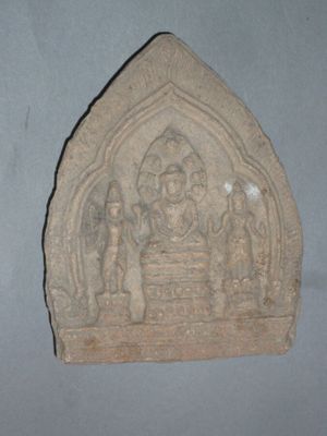 une sculpture sur pierre représentant un groupe de personnes posée sur une table