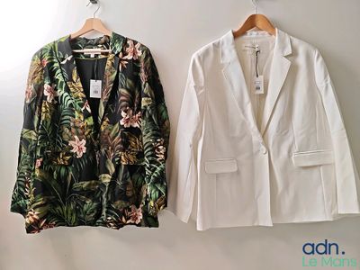 deux vestes accrochées au mur l'une à côté de l'autre