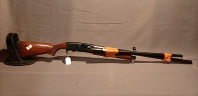 le fusil est posé sur la table à côté d'une paire de chaussures