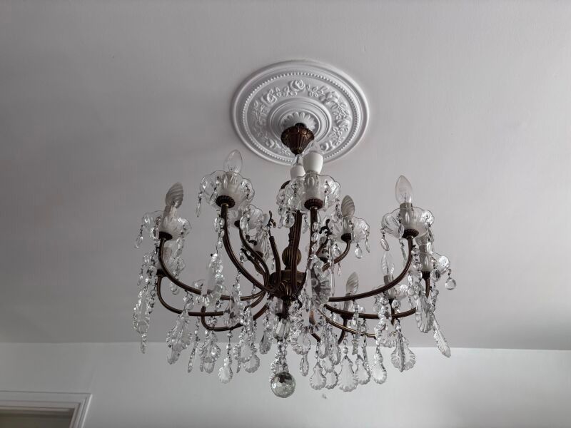 Lustre à pampilles en bronze à douze bras de lumière.