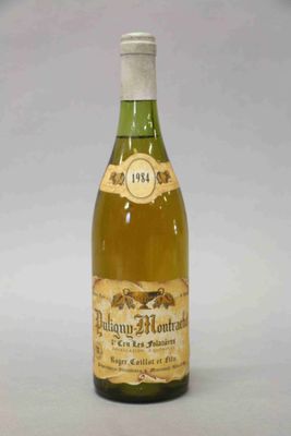 une bouteille de vin posée sur une table