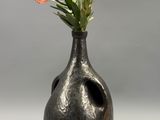 un vase rempli de fleurs posé sur une table