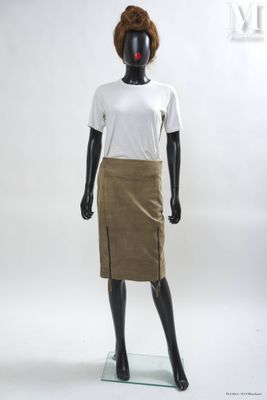 mannequin féminin portant un t-shirt blanc et une jupe beige