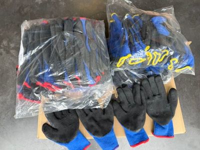 Plusieurs paires de gants sont emballées dans des sacs en plastique sur une table