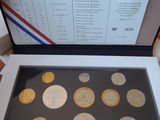une boîte contenant quelques pièces d'or, posée sur une table