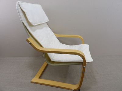 une chaise blanche avec une structure en bois et un coussin blanc