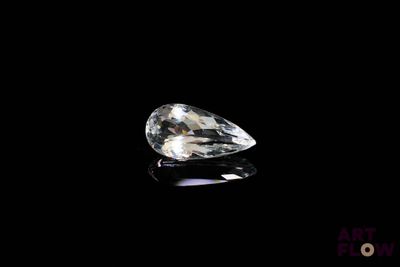 gros plan d'un diamant sur une surface noire