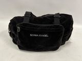 le sac est noir et porte un nom
