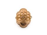 une image d'une bague en or avec une pierre au centre