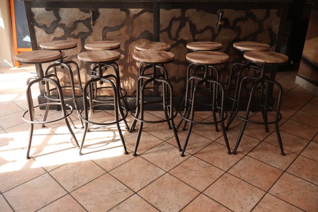 Dix tabourets de bar piètement métallique laqué noir assise bois