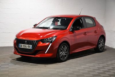 la voiture rouge est garée dans le garage sur un sol en damier