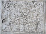 des sculptures sur le mur d'un bâtiment représentant un homme et une femme