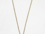 un collier en or orné d'une petite fleur jaune