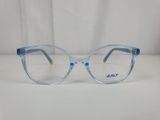 des verres transparents avec des bords bleus sur un fond blanc