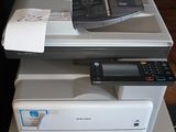 une imprimante posée sur une boîte