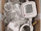 une boîte en carton contenant un certain nombre d'objets