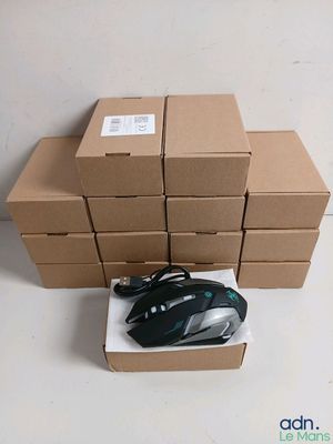 plusieurs boîtes de souris d'ordinateur empilées les unes sur les autres