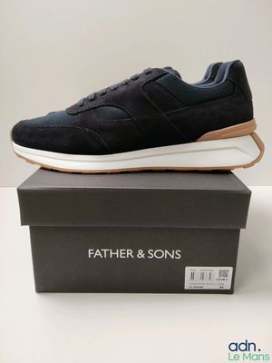 Les chaussures New Balance sont dans le colis et prêtes à être expédiées.