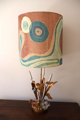 une lampe posée sur une table en bois