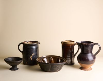 de nombreux types de vases et de bols sur la table