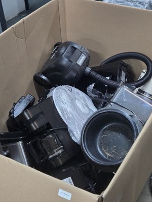 une boîte remplie de matériel électronique posée sur le sol