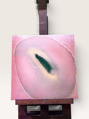 peinture abstraite rose et verte posée sur un chevalet en bois, sur fond blanc