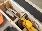 une boîte contenant des outils posée sur le sol