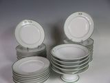 plusieurs assiettes empilées sur une table