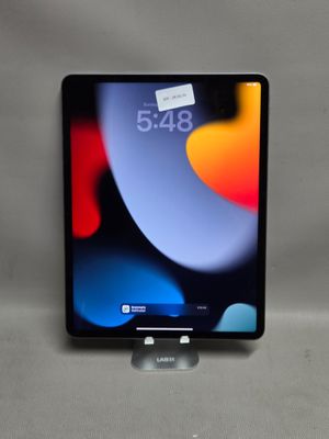 une image montrant un gros plan d'une tablette posée sur une table