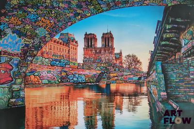 peinture représentant un tableau d'un pont enjambant une rivière, avec une cathédrale en arrière-plan