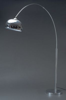 Importante lampe arc en métal chromé. Base cylindrique en mé…