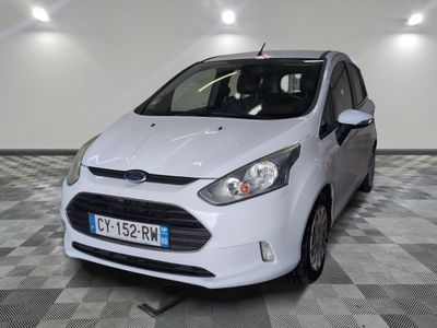 une photo d'une Ford Fiesta blanche garée dans un garage