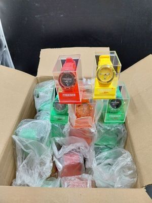 une boîte en carton remplie de montres de toutes les couleurs