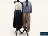 deux mannequins se tiennent l'un à côté de l'autre sur un fond blanc