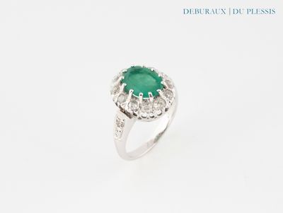 Gros plan sur une bague ornée d'une pierre verte