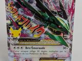 un gros plan sur une boîte de cartes Pokémon posée sur une surface blanche