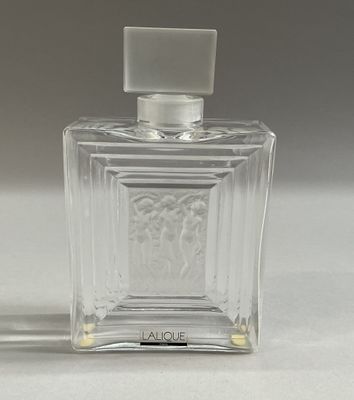 une bouteille en verre transparent avec un bouchon blanc