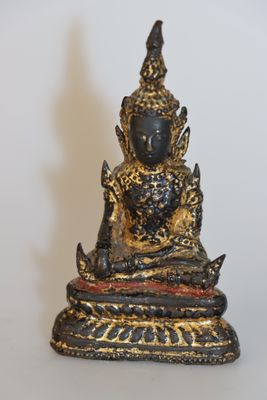 une statue représentant une personne assise en position du lotus