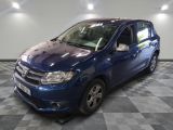 la photo d'une voiture bleue garée dans un garage