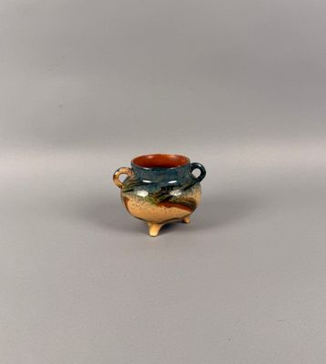 un petit vase posé sur une table