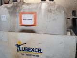 une photo d'un réfrigérateur dans un garage, sur lequel est accrochée une pancarte