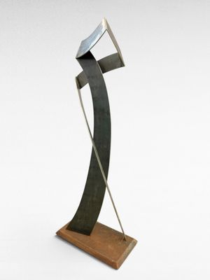 sculpture représentant un objet métallique courbé posé sur un socle en bois