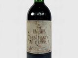 une bouteille de vin posée sur une table