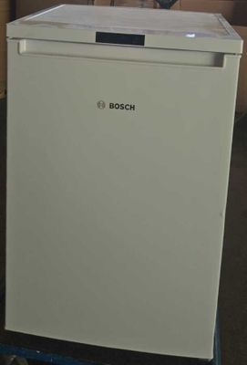 une photo d'un petit réfrigérateur blanc dans une pièce