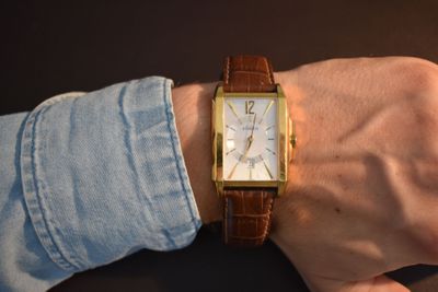 une personne qui porte une montre au poignet